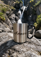 Tasse mit Karabinerhacken mit Arosa Schriftzug vor Wasserfall