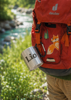 Tasse mit Karabinerhacken und Name an Rucksack
