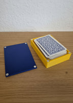 Gelbe Kartenbox mit blauem Deckel mit Karten