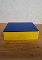Gelbe Kartenbox mit blauem Deckel