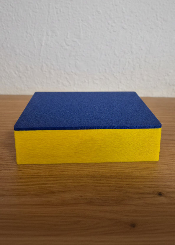 Gelbe Kartenbox mit blauem Deckel
