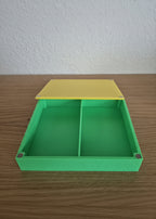 Leere grüne Kartenbox mit gelbem Deckel