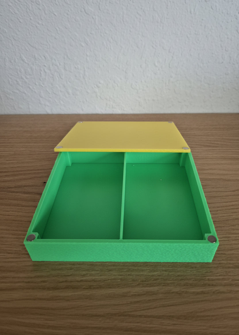 Leere grüne Kartenbox mit gelbem Deckel