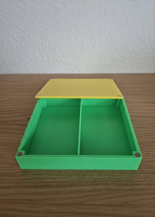 Leere grüne Kartenbox mit gelbem Deckel