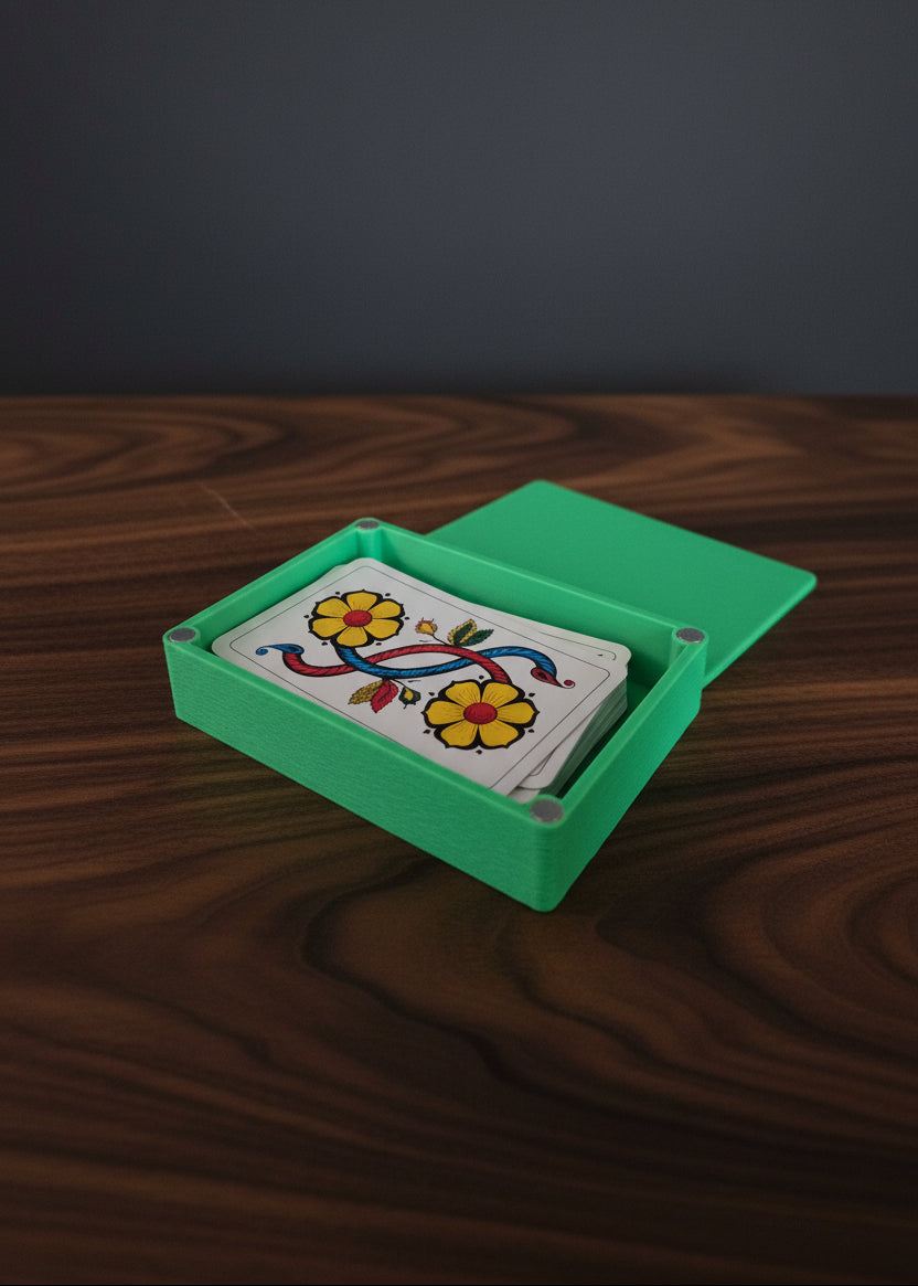Grüne Kartenbox mit Karten