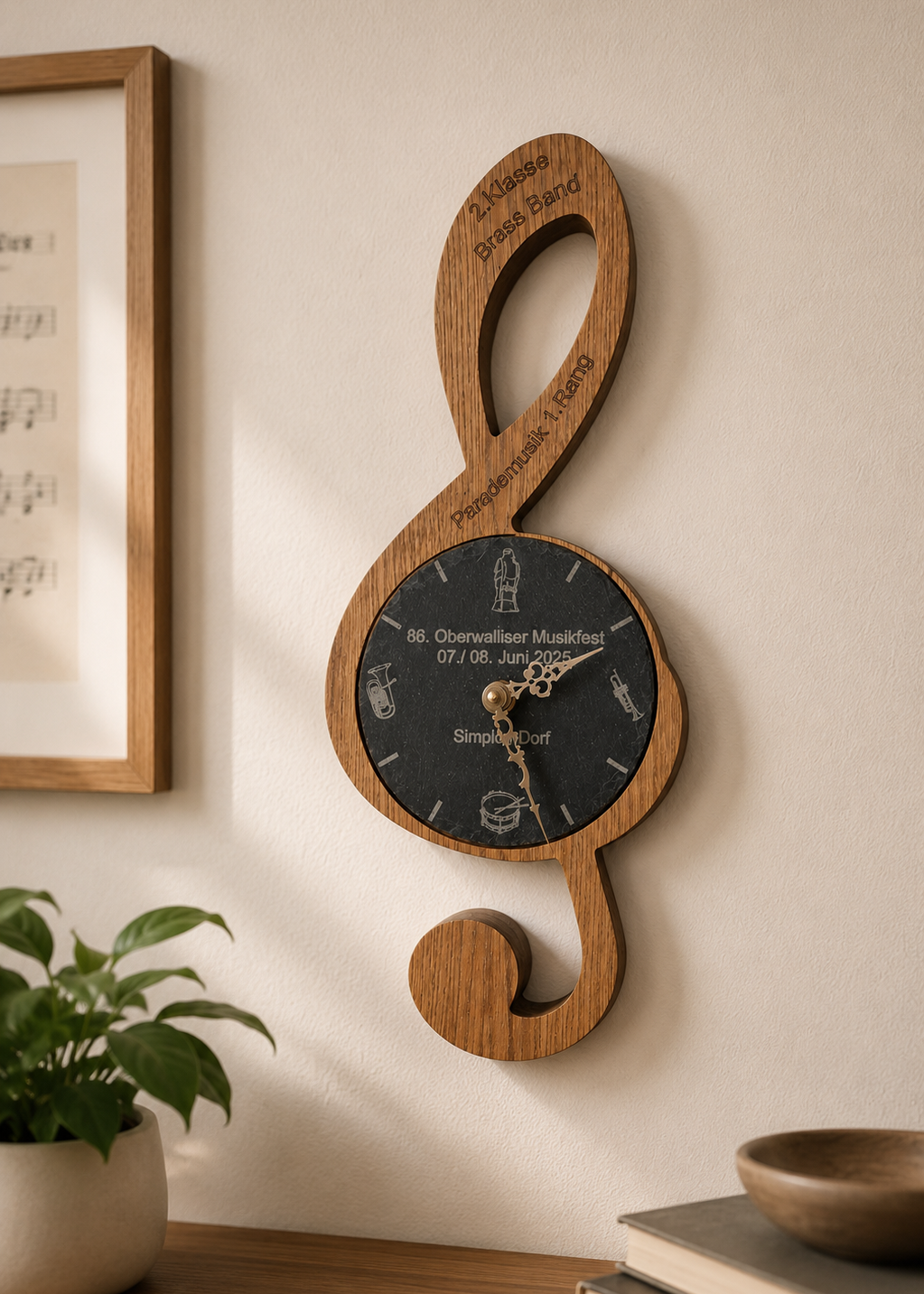 Wanduhr aus Eiche Notenschlüssel Ziffernblatt aus Schiefer