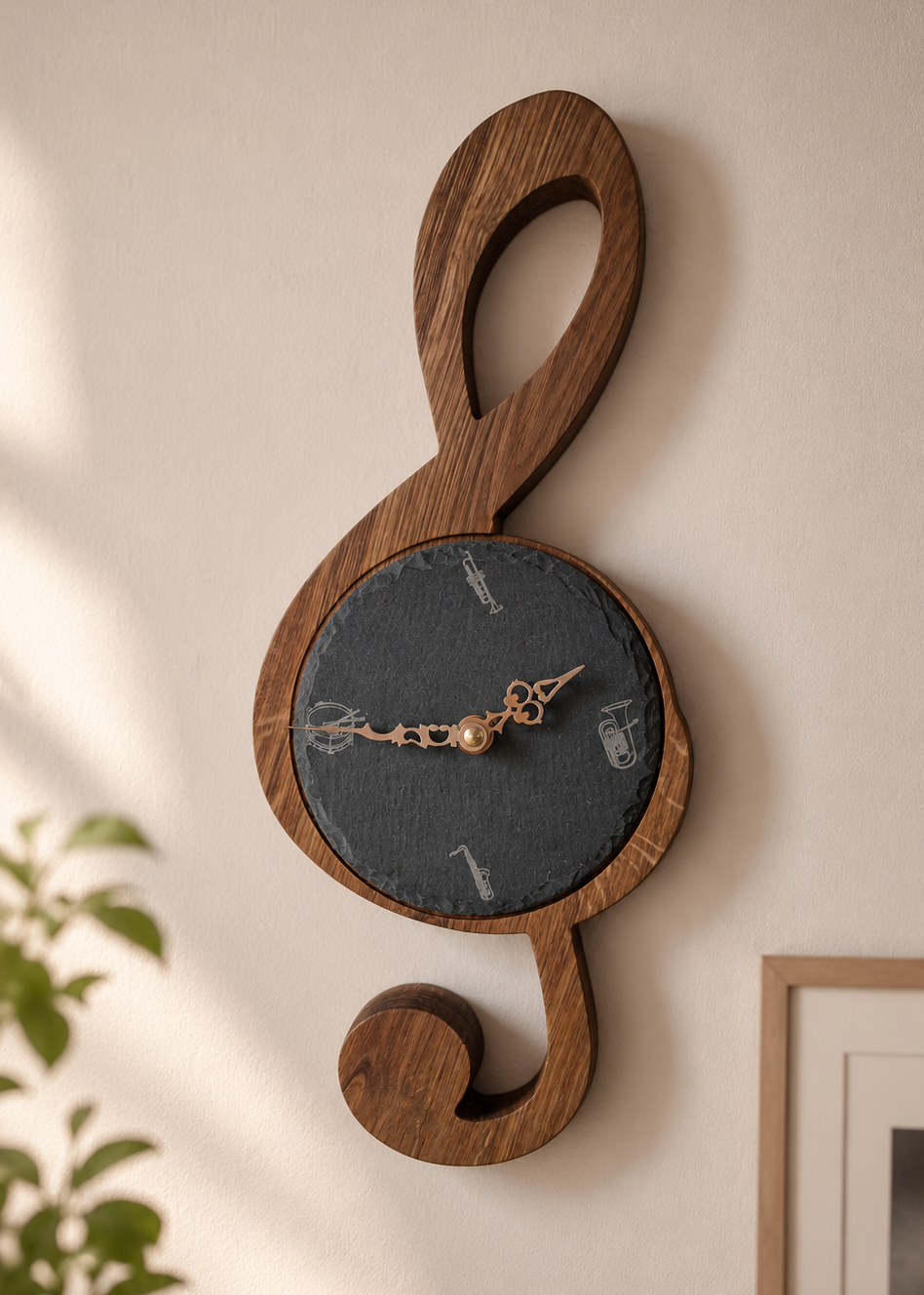 Wanduhr Notenschlüssel aus Eiche Ziffernblatt aus Schiefer